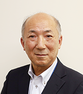 安達英俊 課長の写真