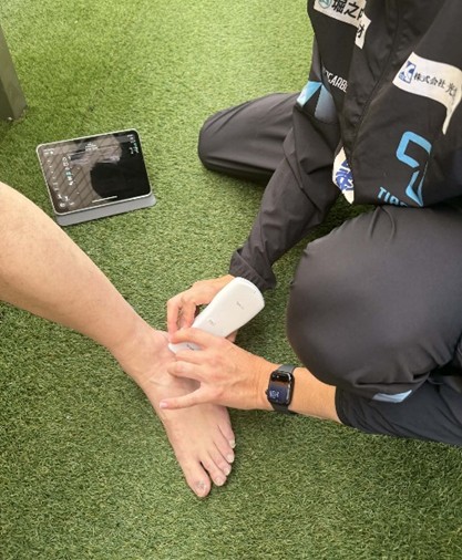 足関節の靭帯損傷の評価をしているチームトレーナー（理学療法士）の様子